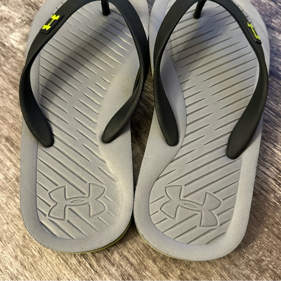 Under Armour Sandals/ Flip Flops Size Youth 1/2 - Picture 5 of 8